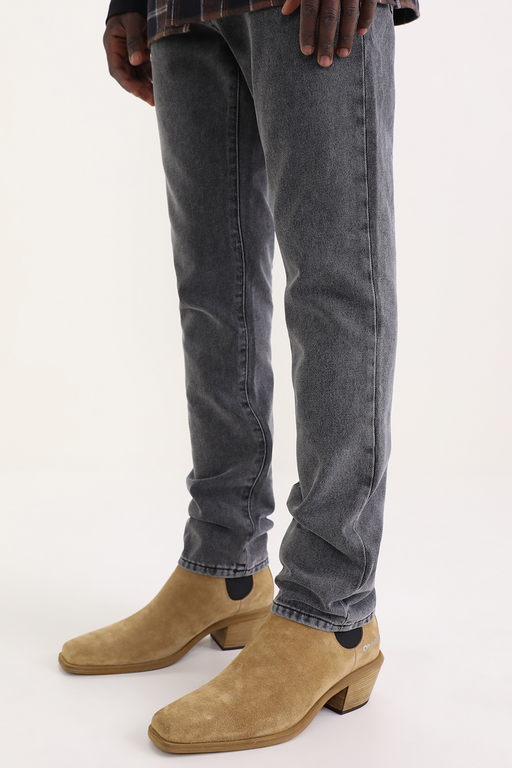 תמונת כל הלוק של מגפי טקסן מעור זמש